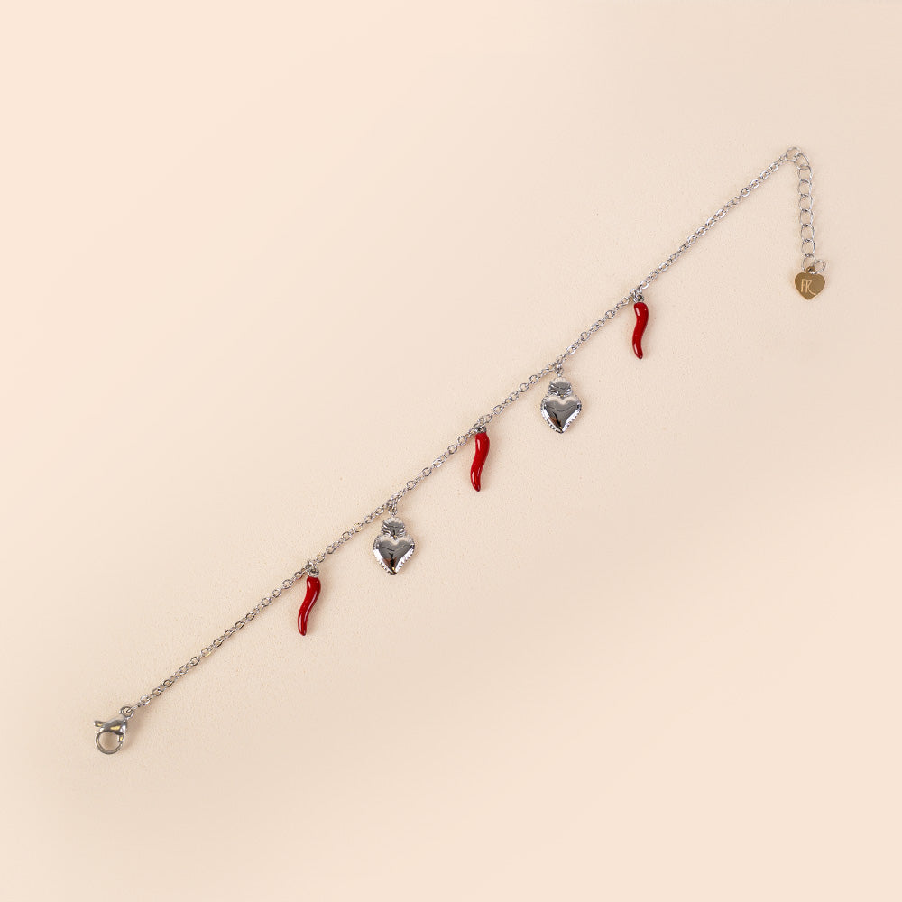 BRACCIALE FINO CON CORNI ROSSI E CUORI SACRI PENDENTI