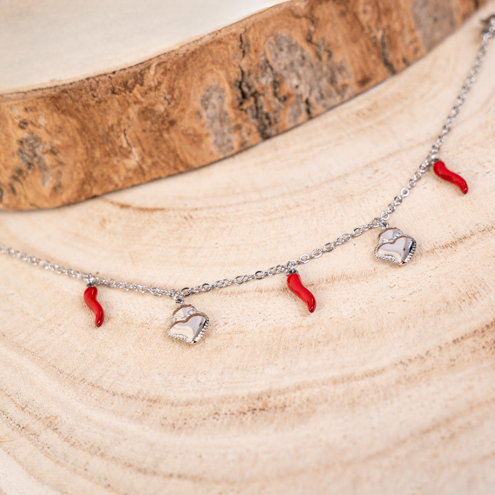 BRACCIALE FINO CON CORNI ROSSI E CUORI SACRI PENDENTI