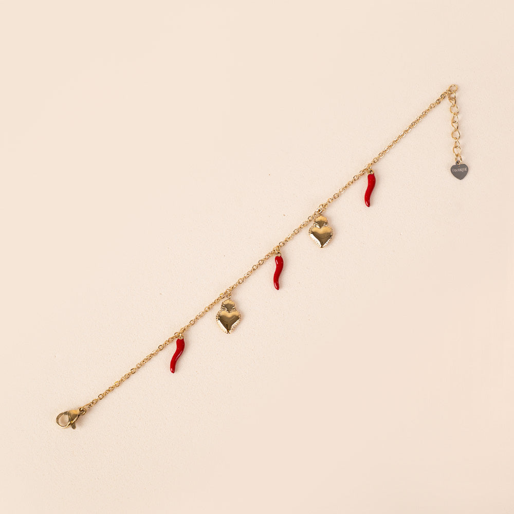 BRACCIALE FINO CON CORNI ROSSI E CUORI SACRI PENDENTI