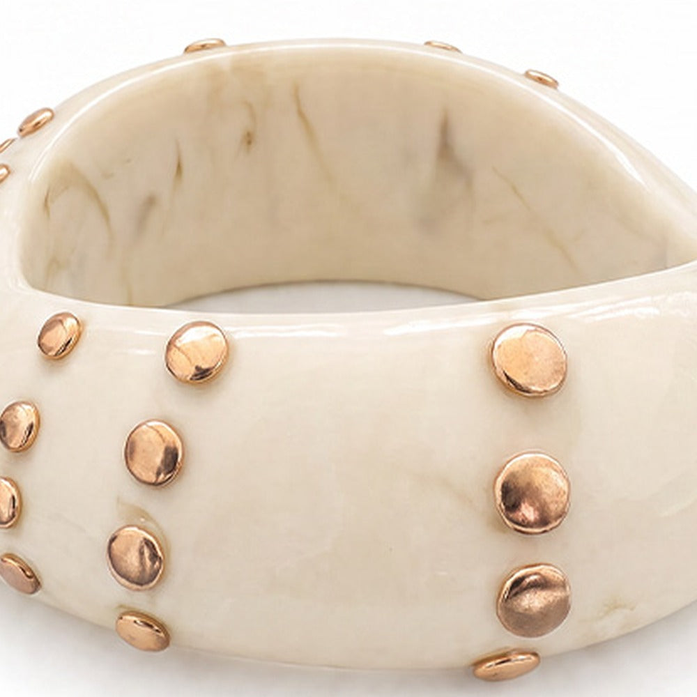 BRACCIALE RIGIDO IRREGOLARE CON FILE DI BORCHIE PIATTE