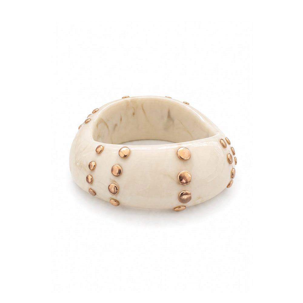 BRACCIALE RIGIDO IRREGOLARE CON FILE DI BORCHIE PIATTE