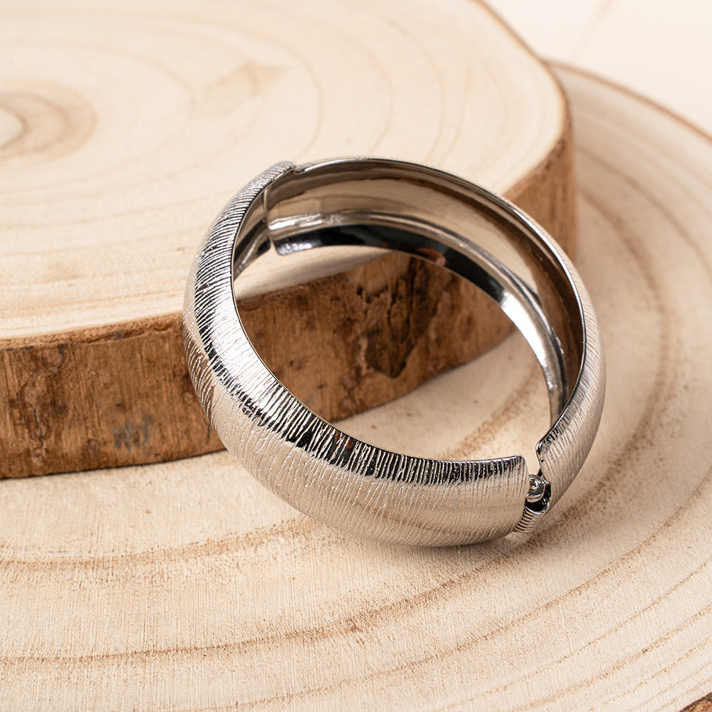 BRACCIALE RIGIDO A FASCIA CON CHIUSURA A MOLLA