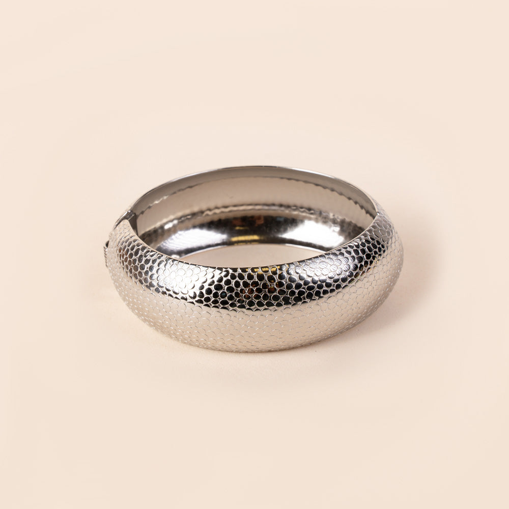 BRACCIALE RIGIDO A FASCIA CON CHIUSURA A MOLLA