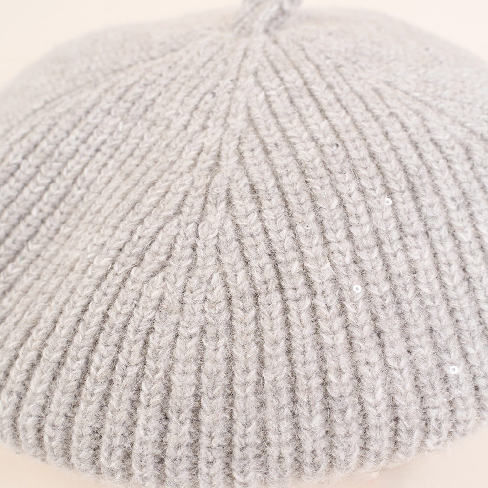 CAPPELLO MODELLO BASCO IN MAGLIA CON MICRO PAILLETES TONO SU TONO