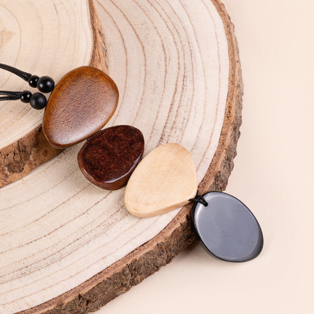 COLLANA LUNGA REGOLABILE CON PENDENTE IN PLACCHE DI COLORE DIVERSO