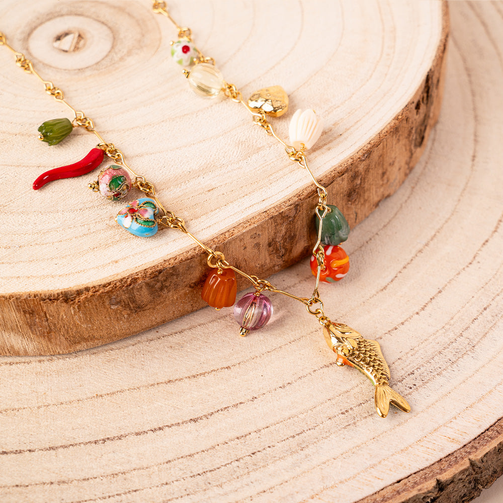 BRACCIALE CON CIONDOLI VARI E PIETRE