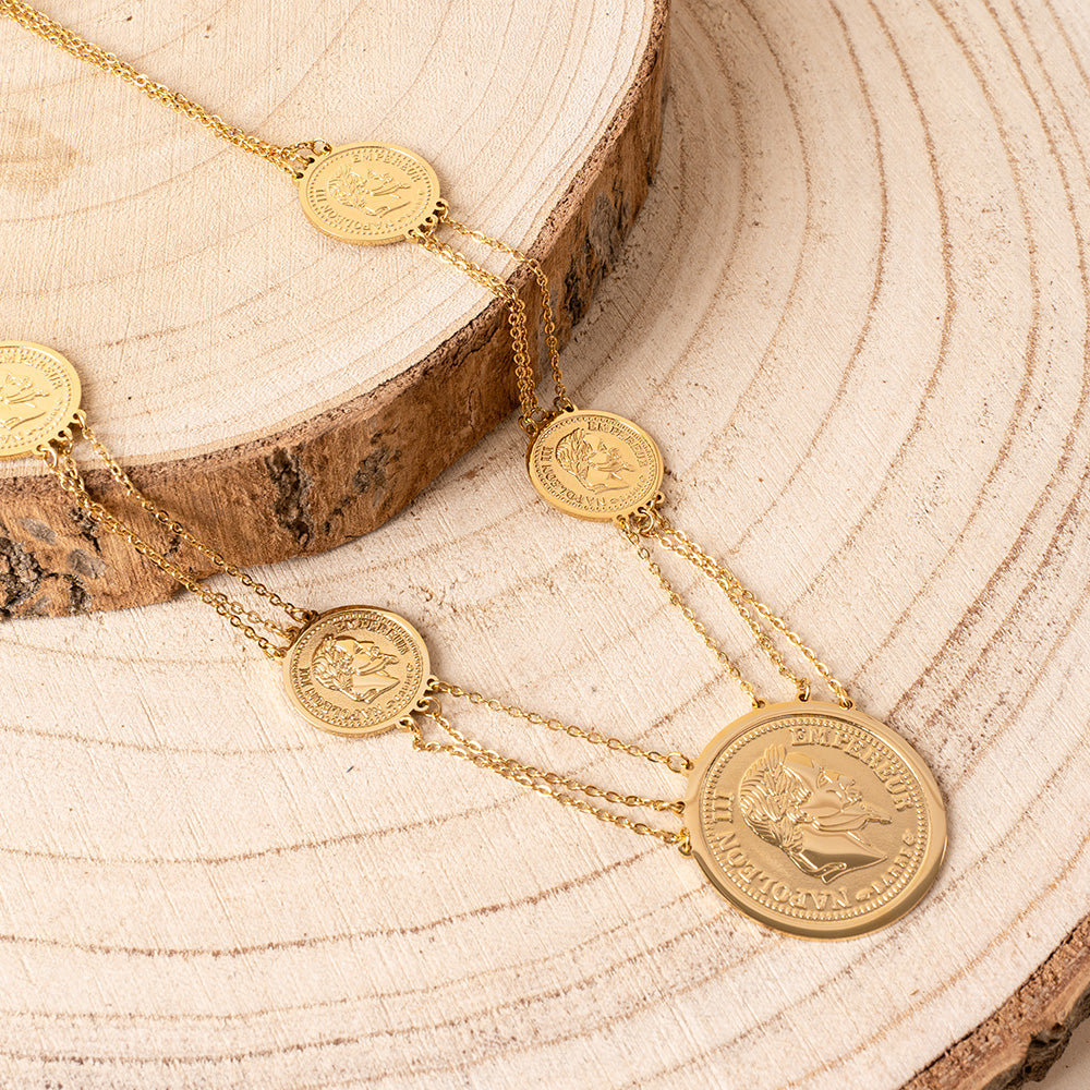 COLLANA LUNGA CON TRE FILI E MONETE