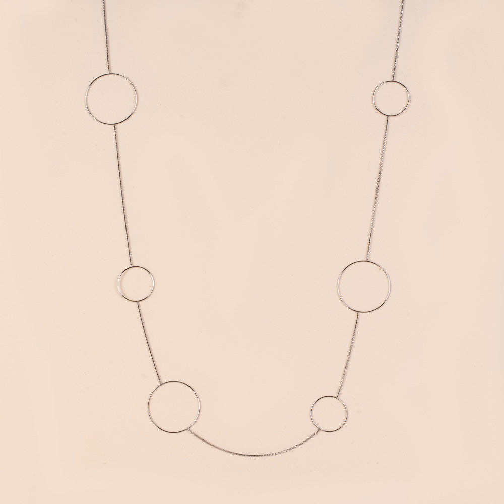 COLLANA LUNGA CON CERCHI DI DIVERSE DIMENSIONI