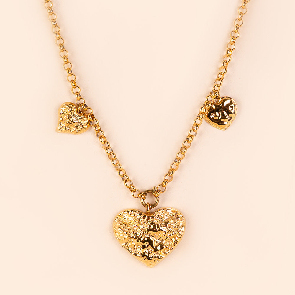 LONG NECKLACE WITH HAMMERED HEART PENDANTS OF DIFFERENT SIZES