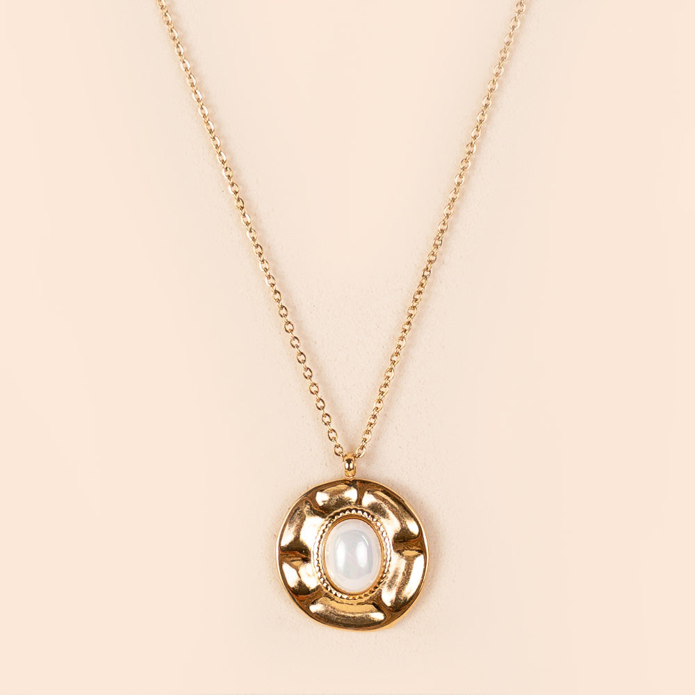 CHOKER NECKLACE WITH CIRCULAR PENDANT AND PEARL