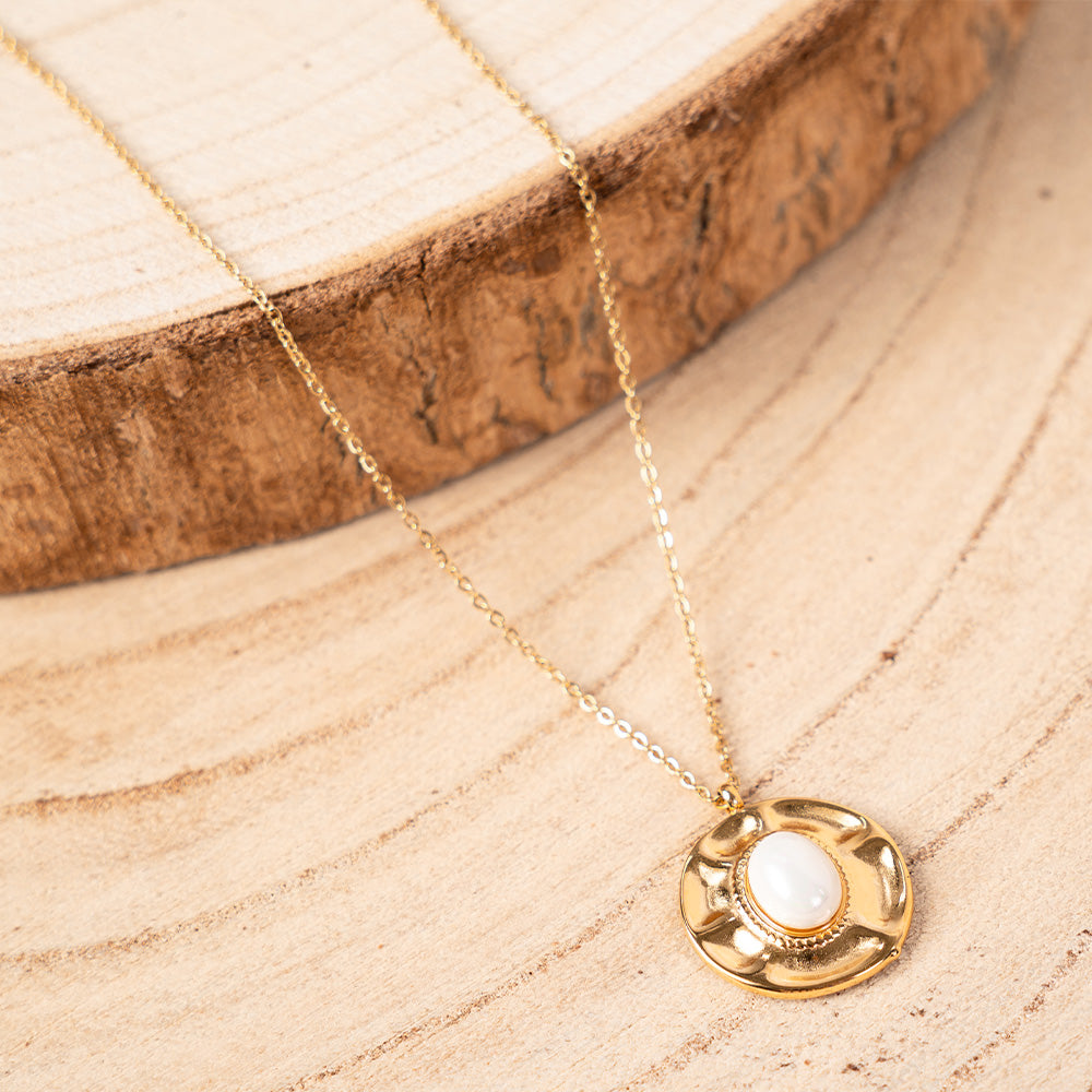 CHOKER NECKLACE WITH CIRCULAR PENDANT AND PEARL