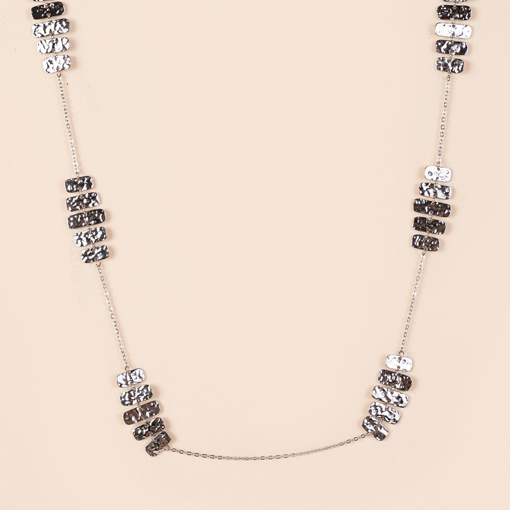COLLANA LUNGA CON PLACCHE RAGGRUPPATE RETTANGOLARI MARTELLATE