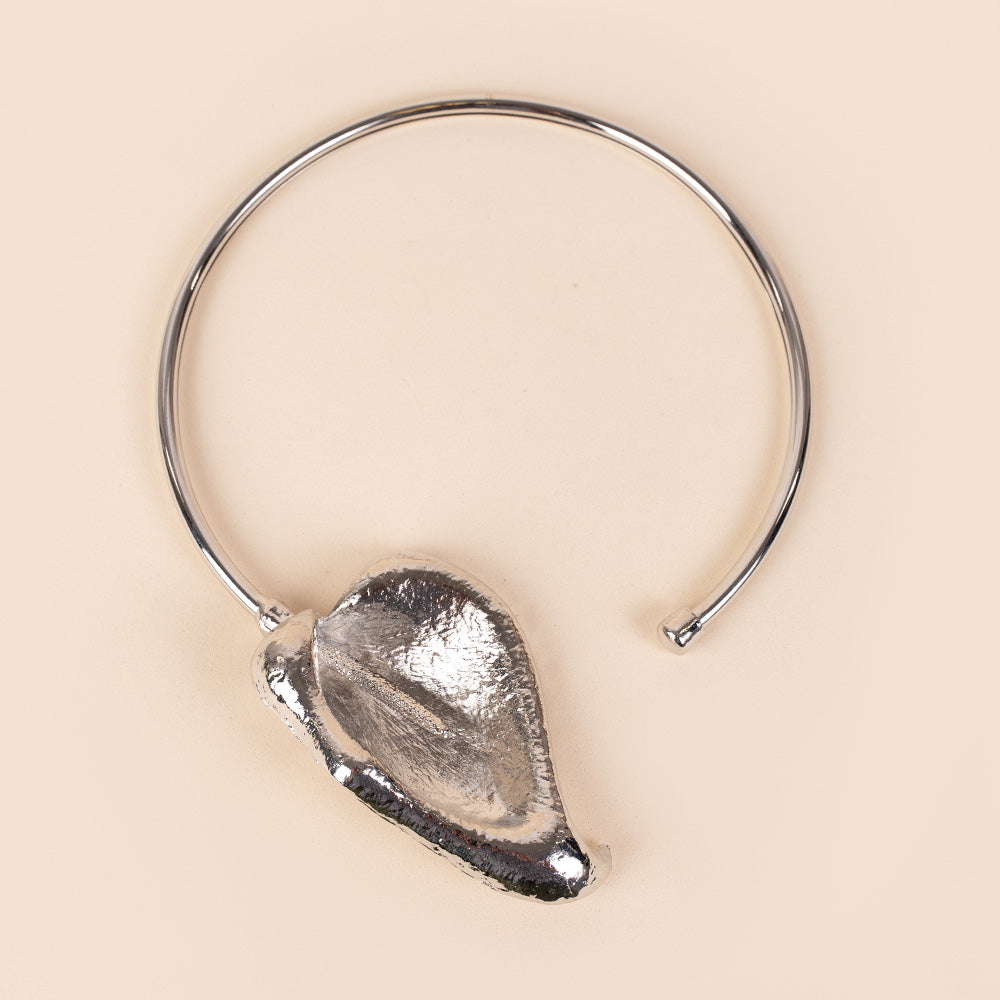 COLLANA A GIROCOLLO RIGIDA CON CALLA AD UN'ESTREMITA'