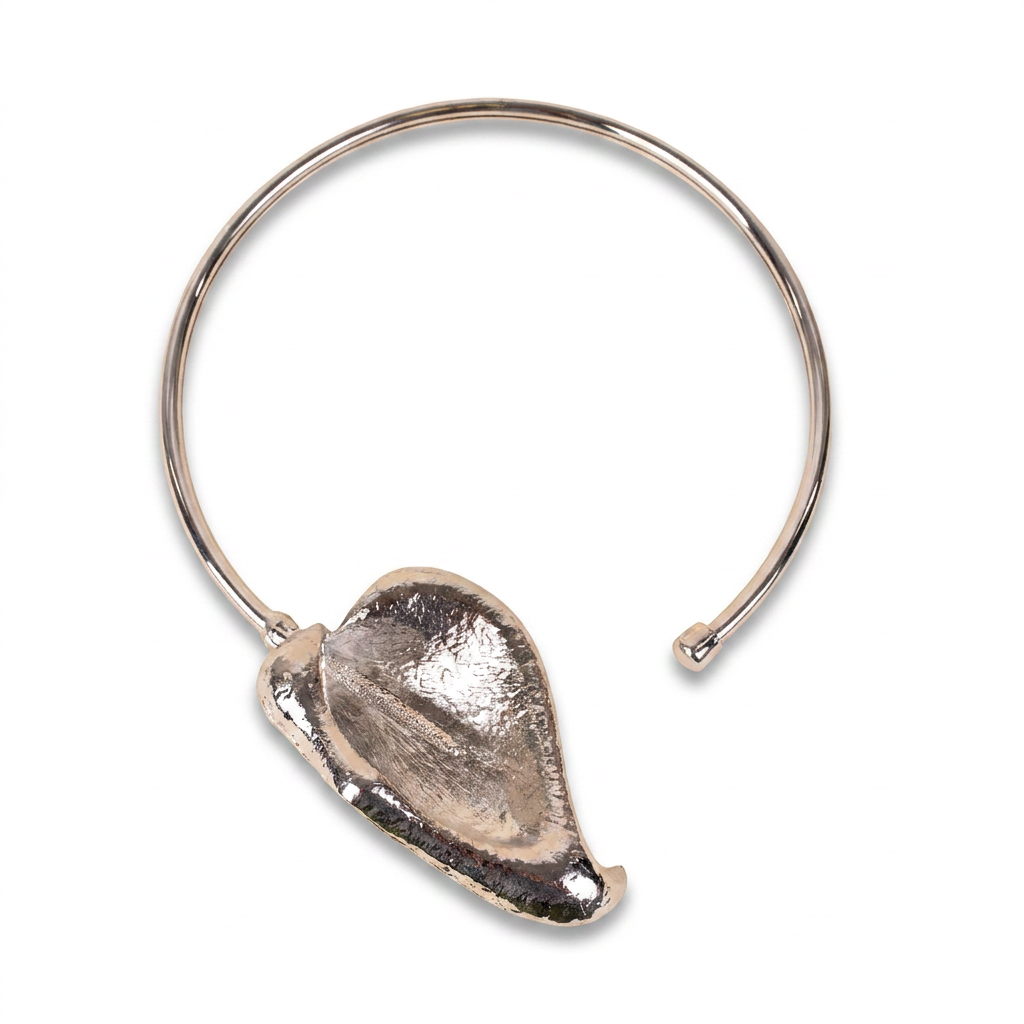 COLLANA A GIROCOLLO RIGIDA CON CALLA AD UN'ESTREMITA'