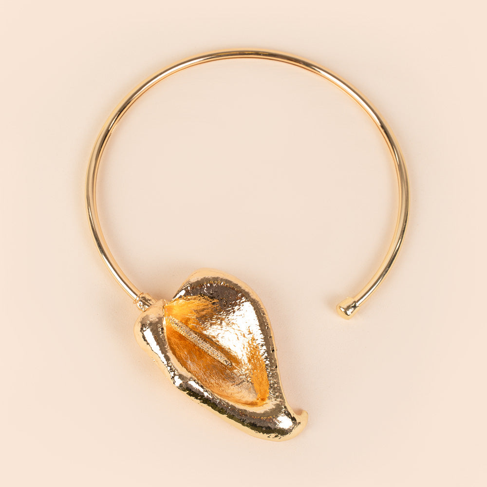 COLLANA A GIROCOLLO RIGIDA CON CALLA AD UN'ESTREMITA'