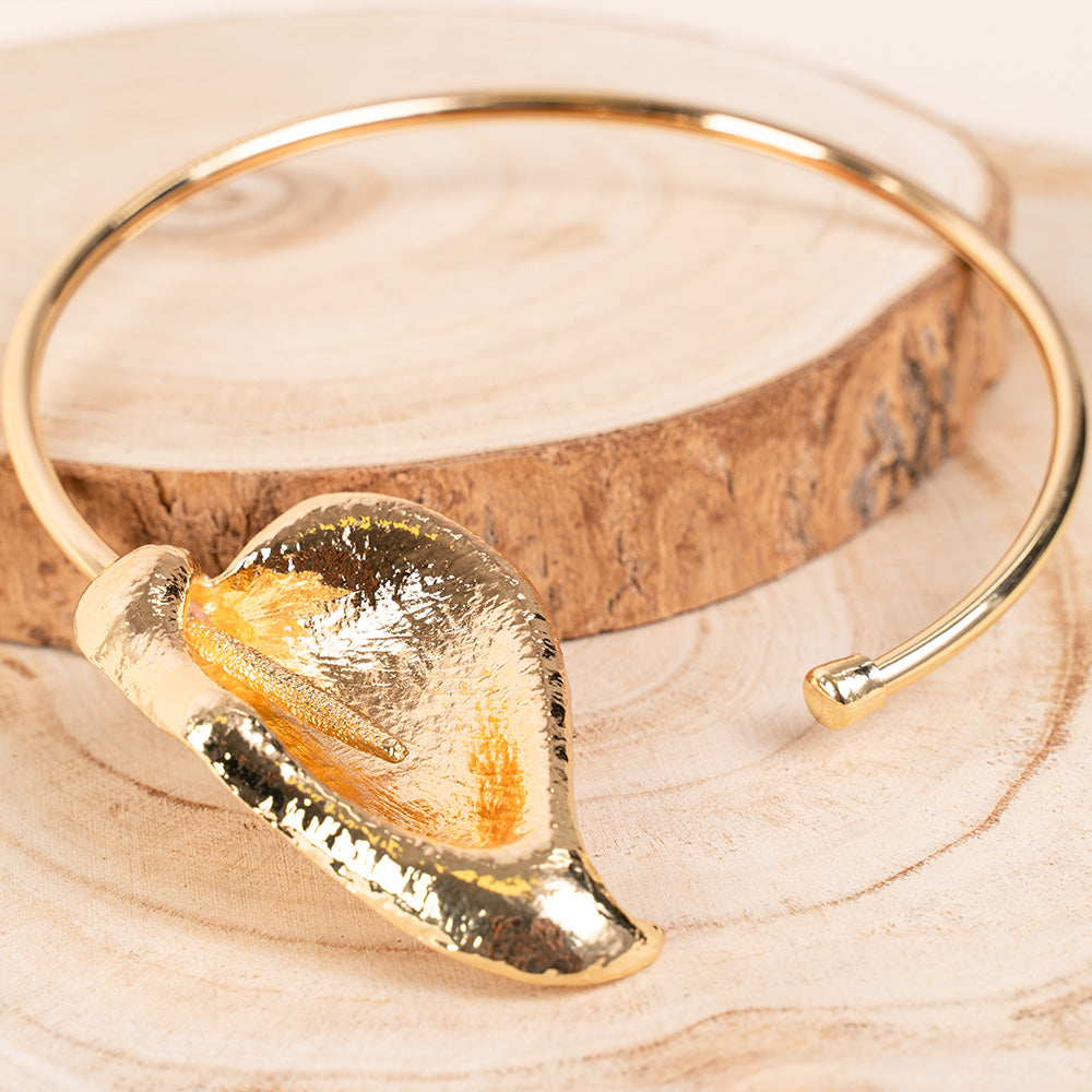 COLLANA A GIROCOLLO RIGIDA CON CALLA AD UN'ESTREMITA'