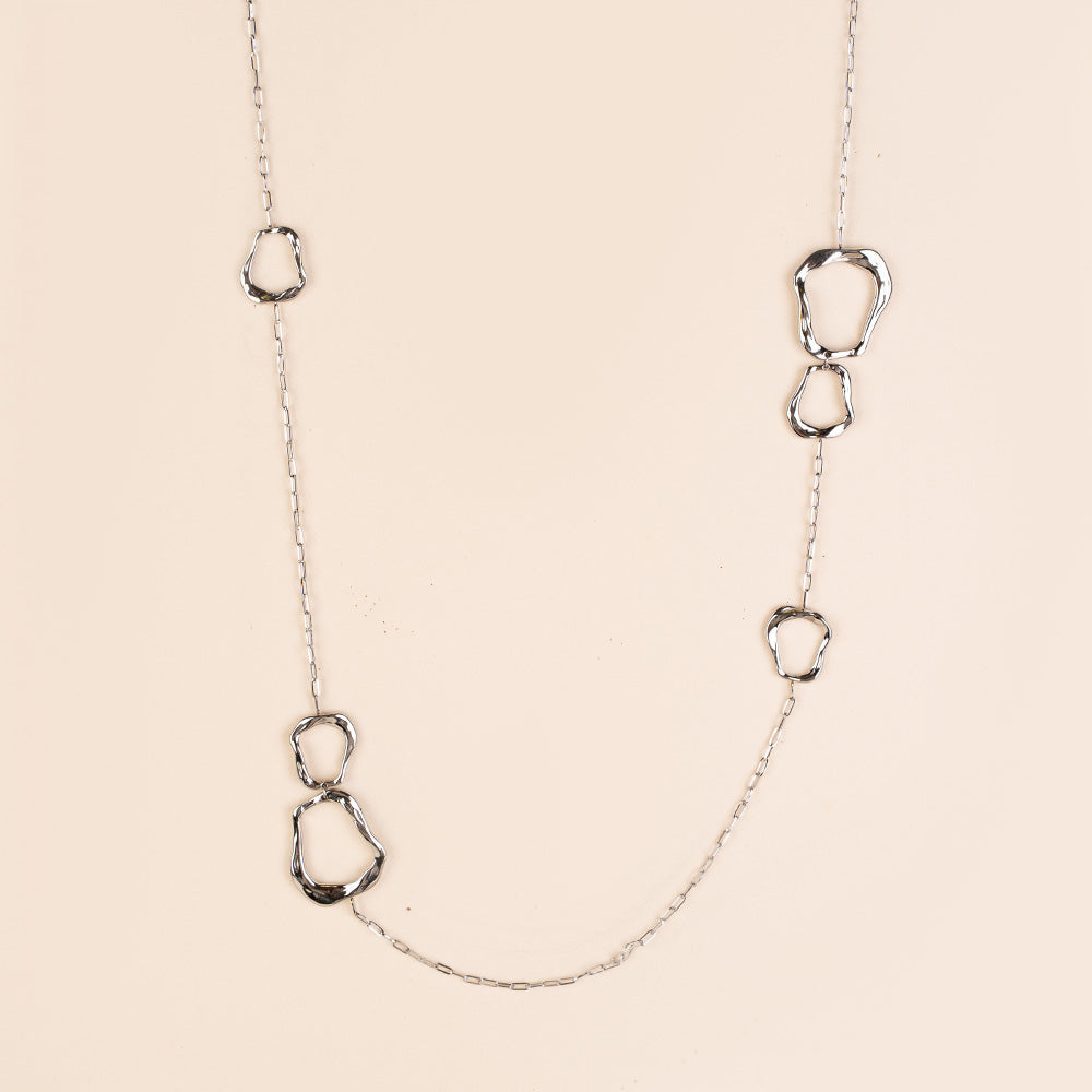 COLLANA LUNGA CON PARTICOLARI IRREGOLARI E BATTUTI