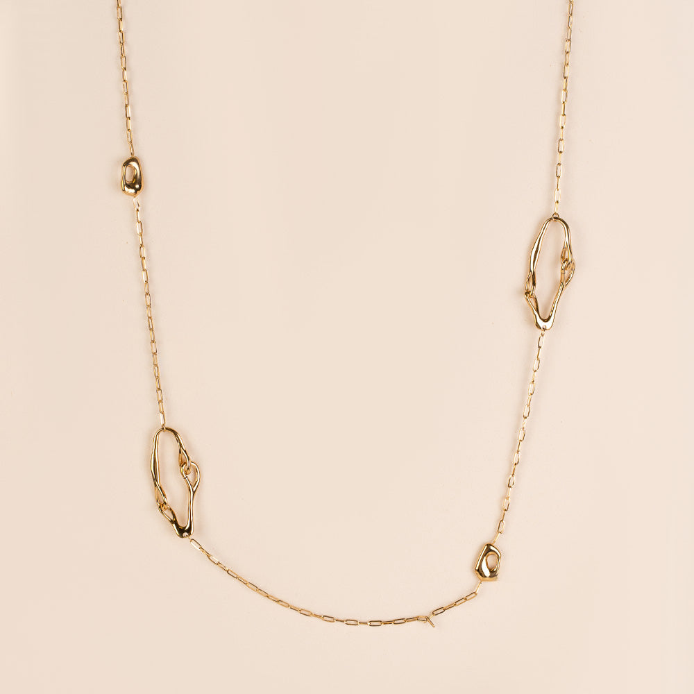 COLLANA LUNGA CON COMPONENTI MINIMALI ASIMMETRICHE