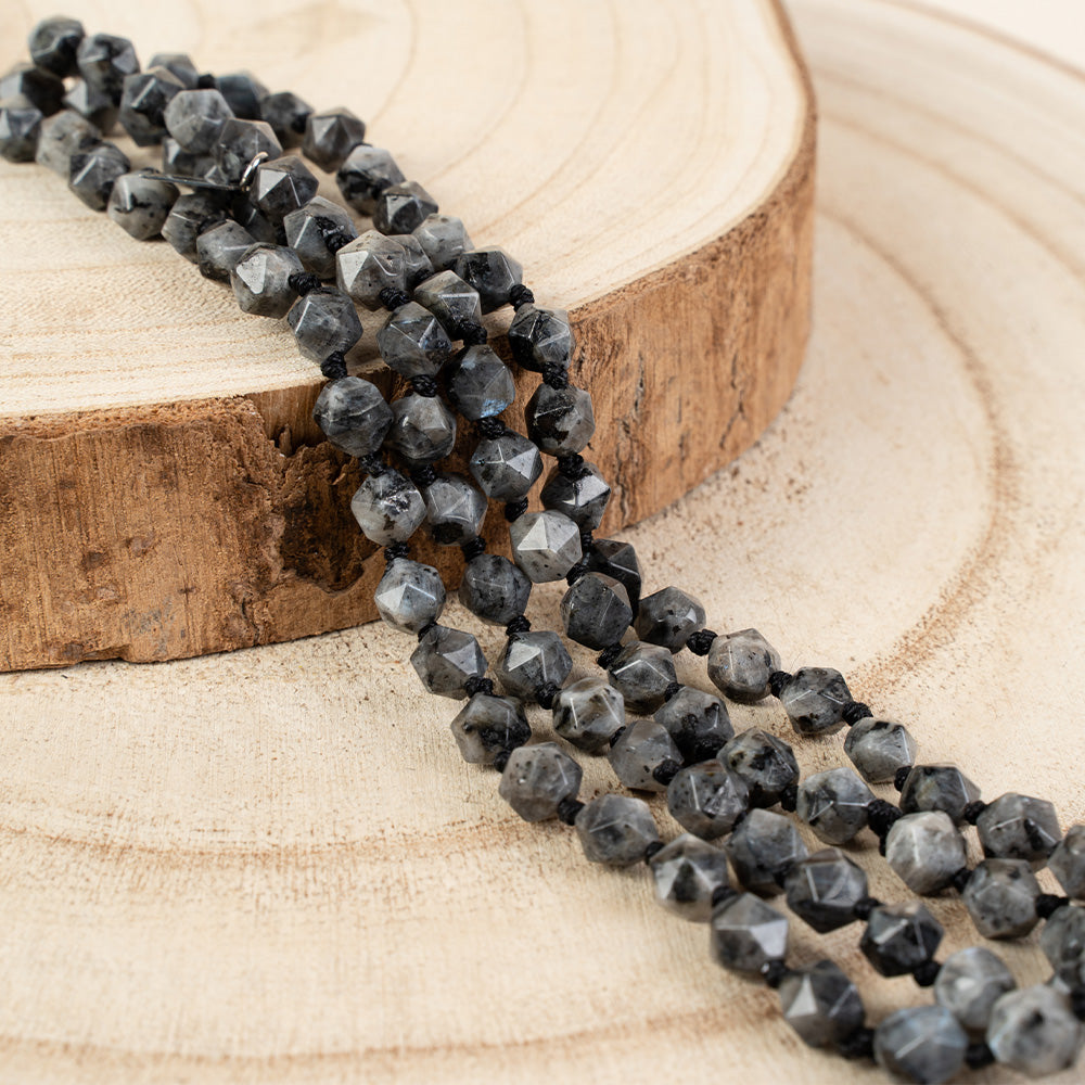 COLLANA LUNGA CON PIETRE SFACCETTATE