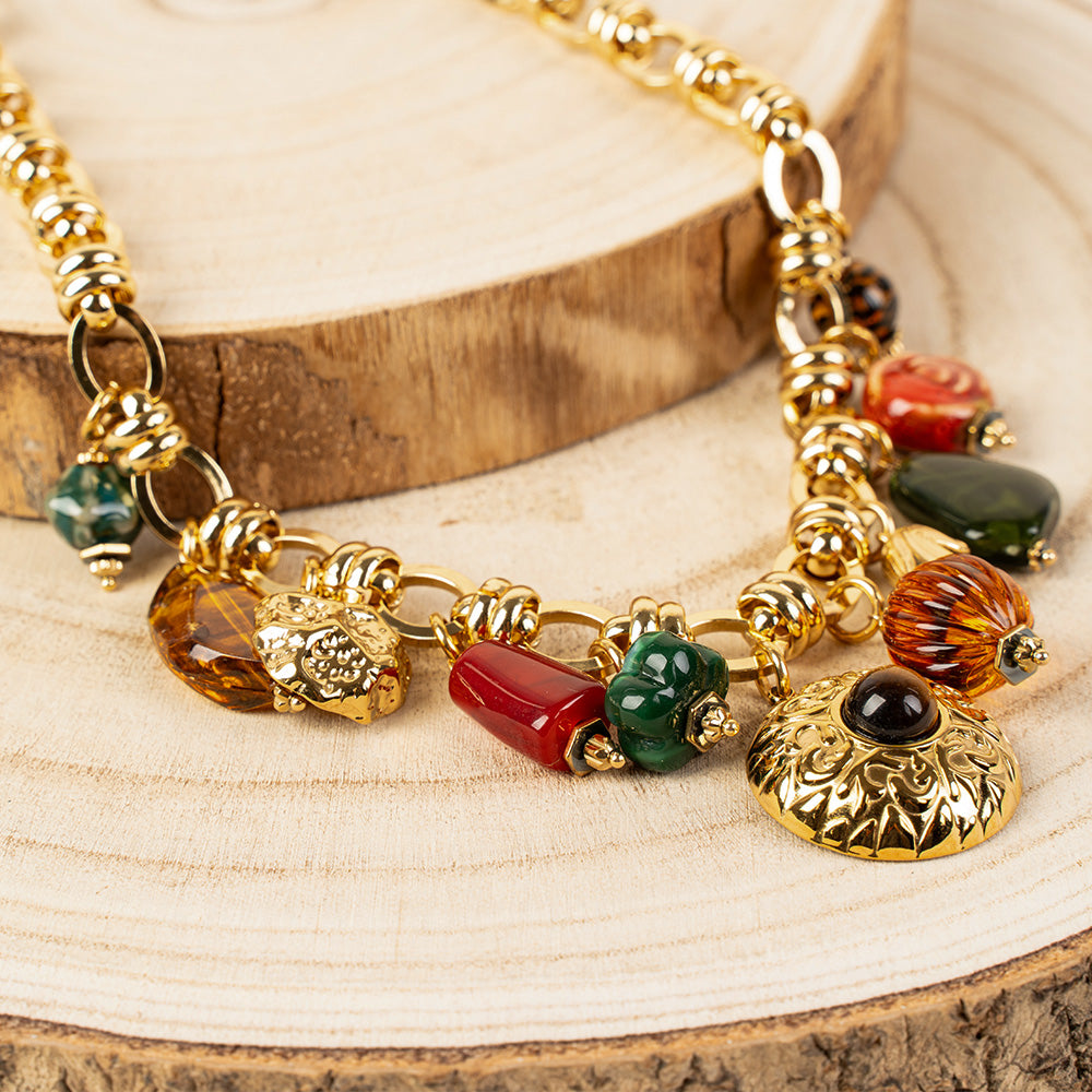 COLLANA CON PENDENTI E ROSONE CENTRALE INTAGLIATO