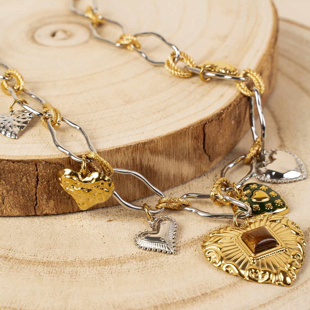 COLLANA A GIROCOLLO CON CUORE PENDENTE CENTRALE INTAGLIATO CON PIETRA