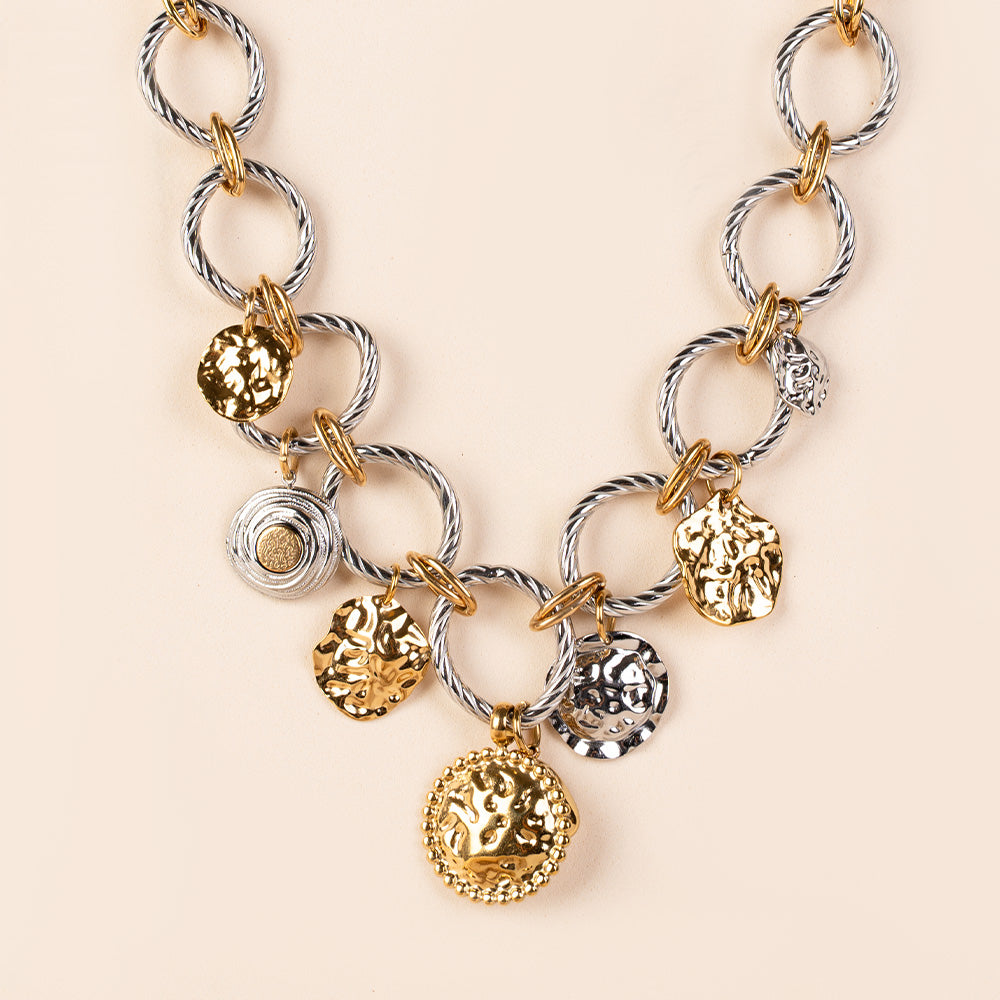 COLLANA A GIROCOLLO CON CATENA IRREGOLARE RIGATA E DETTAGLI MARTELLATI