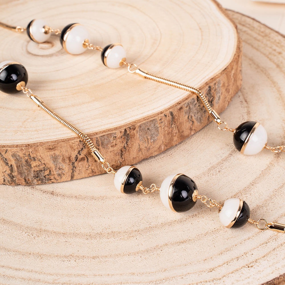 COLLANA LUNGA CON SFERE DIVISE A META' E BASE TUBULARE