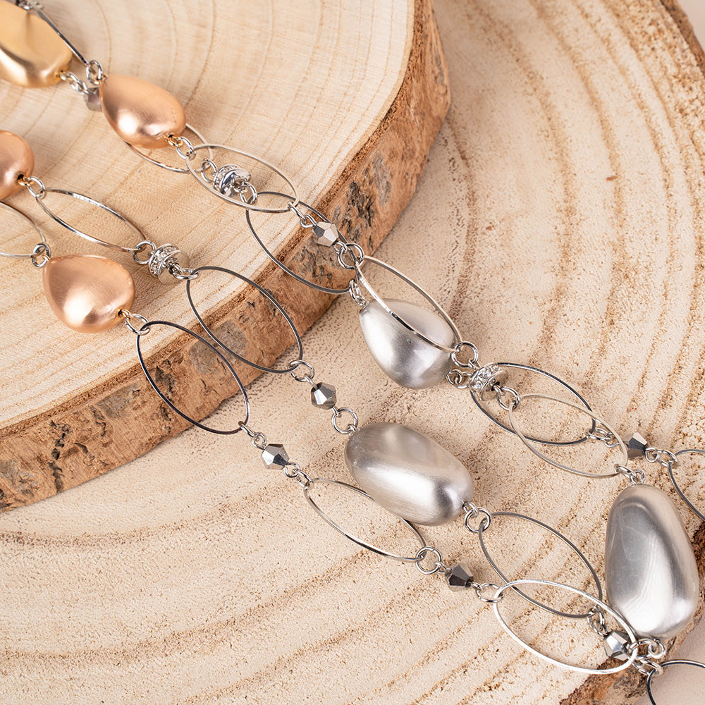 COLLANA LUNGA A DUE FILI CON ANELLI ALLUNGATI ED ELEMENTI SATINATI IRREGOLARI