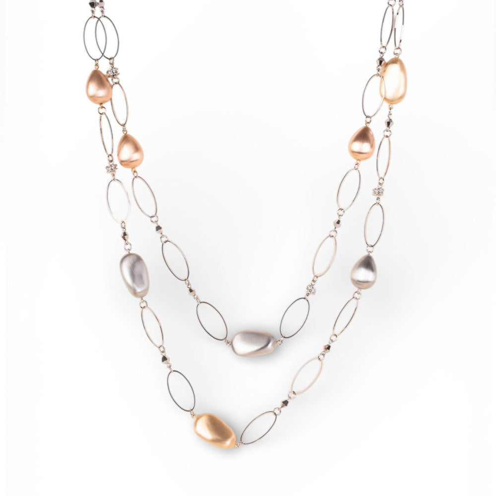 COLLANA LUNGA A DUE FILI CON ANELLI ALLUNGATI ED ELEMENTI SATINATI IRREGOLARI