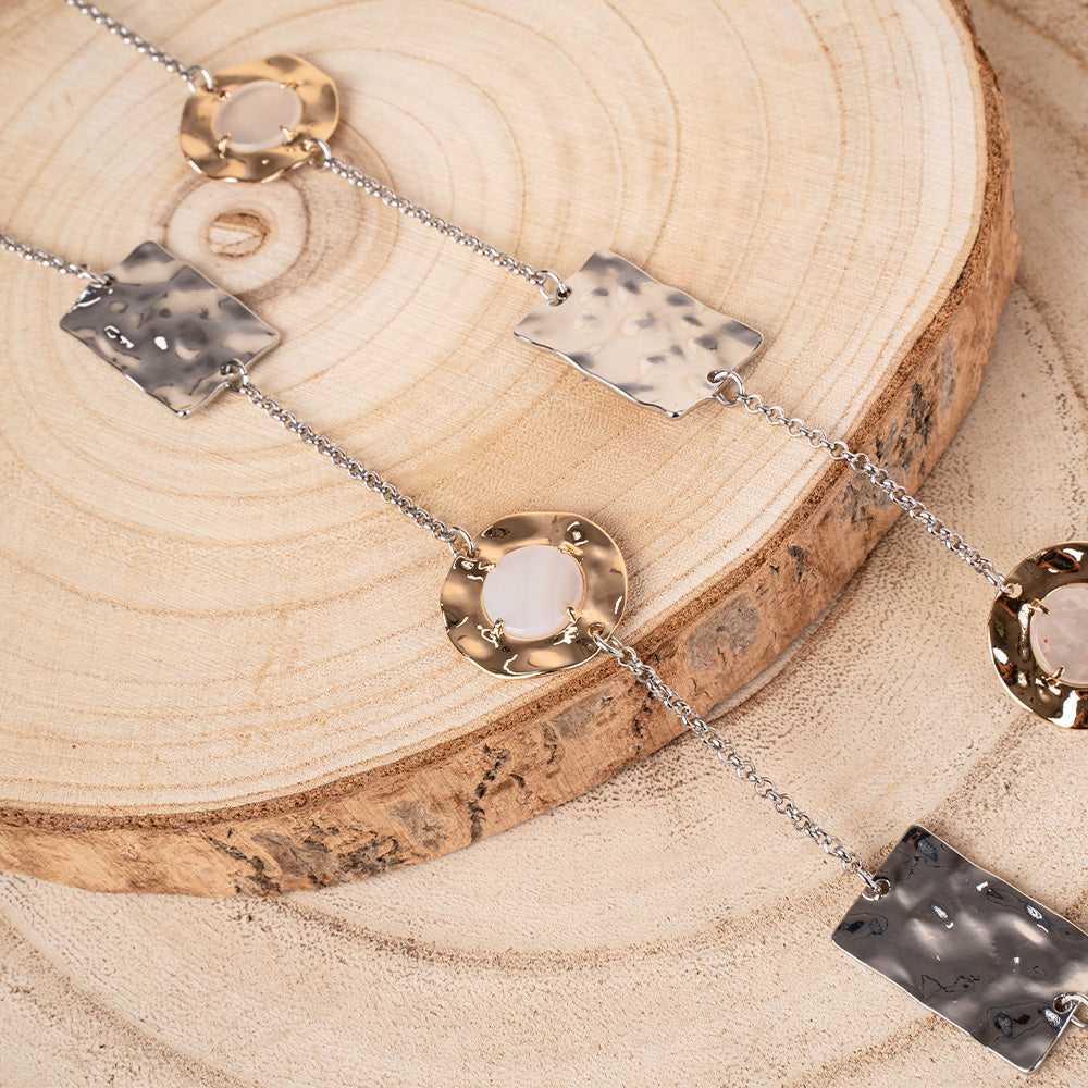 COLLANA LUNGA CON ELEMENTI RETTANGOLARI E CIRCOLARI MARTELLATI