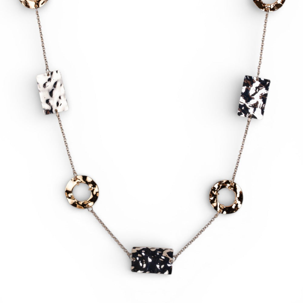 COLLANA LUNGA CON ELEMENTI RETTANGOLARI E CIRCOLARI MARTELLATI