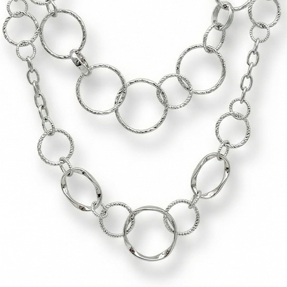 COLLANA LUNGA CON DUE FILI DI ANELLI MARTELLATI E LISCI