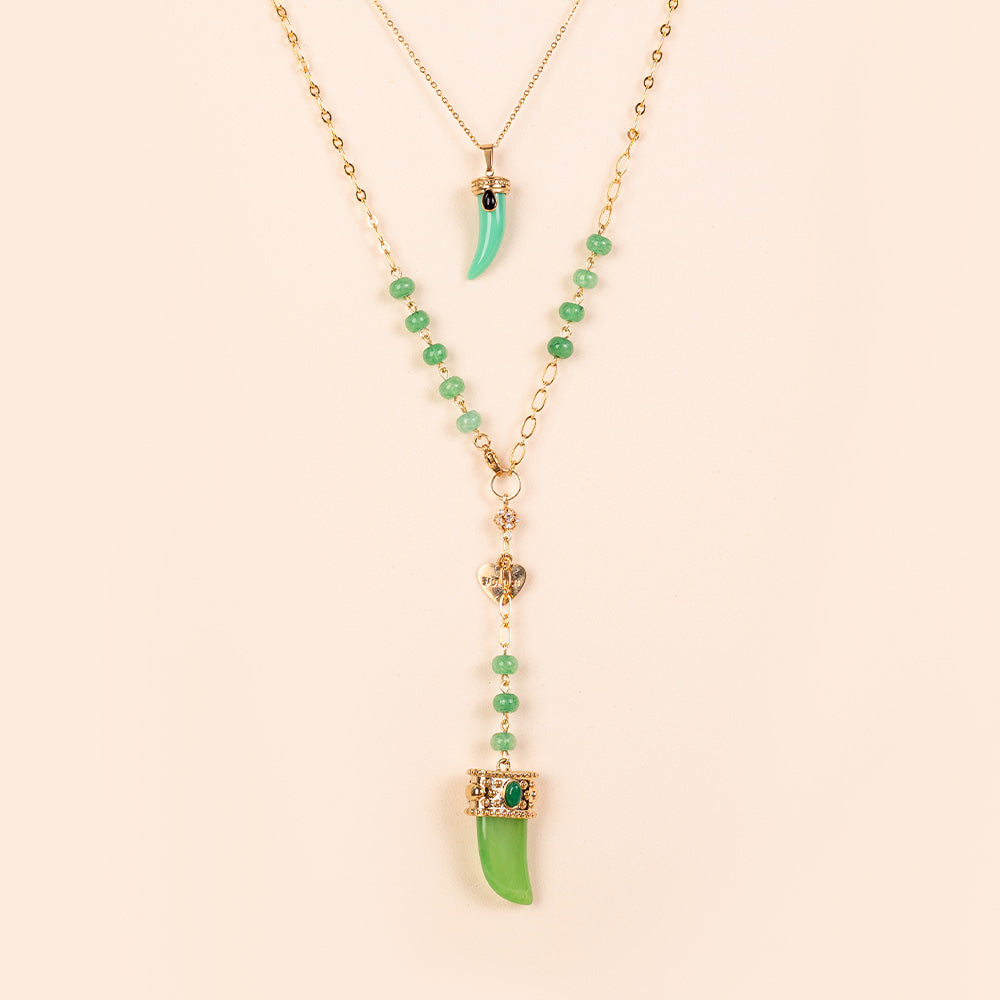 COLLANA LUNGA FINA CON PERLE COLORATE E CORNO