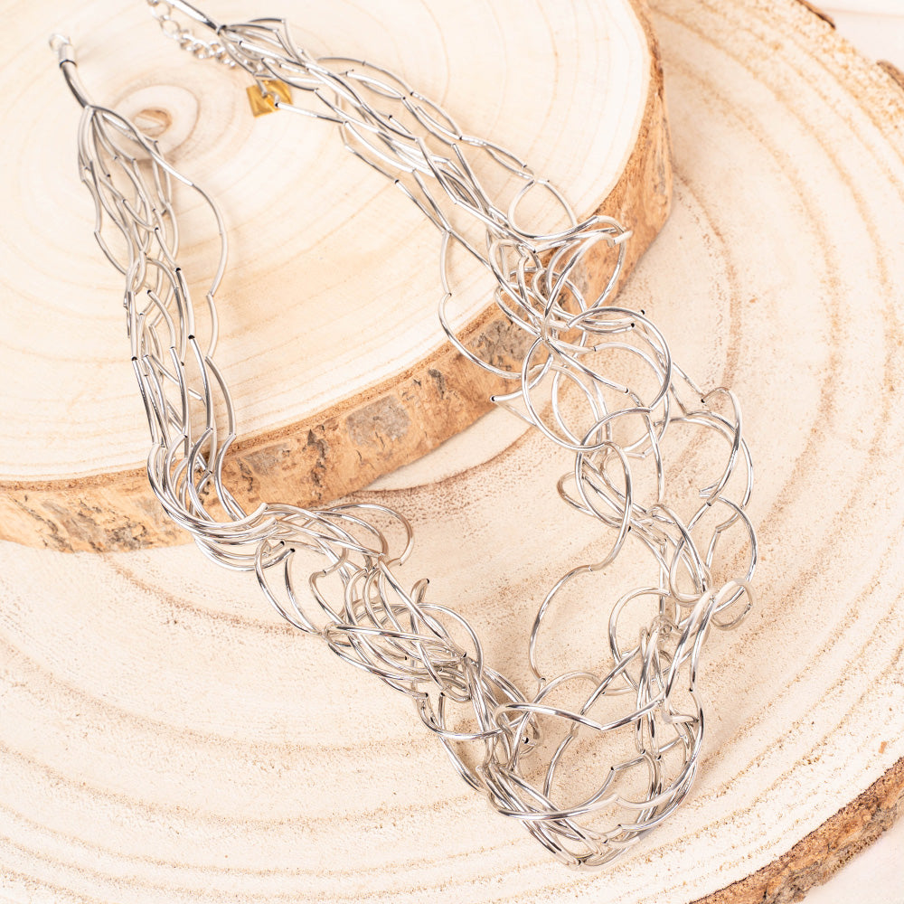 MULTI-STRAIN CHOKER NECKLACE WITH WAVY TEXTURE