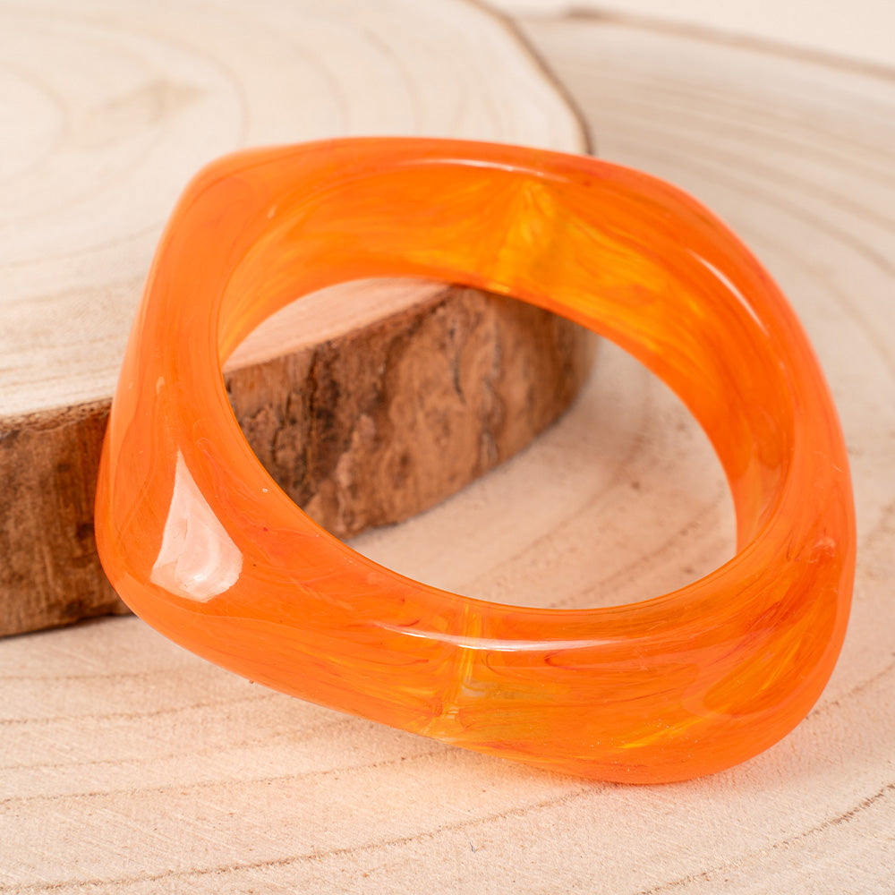 RIGID BRACELET OFTEN WITH AN IRREGULAR SHADE
