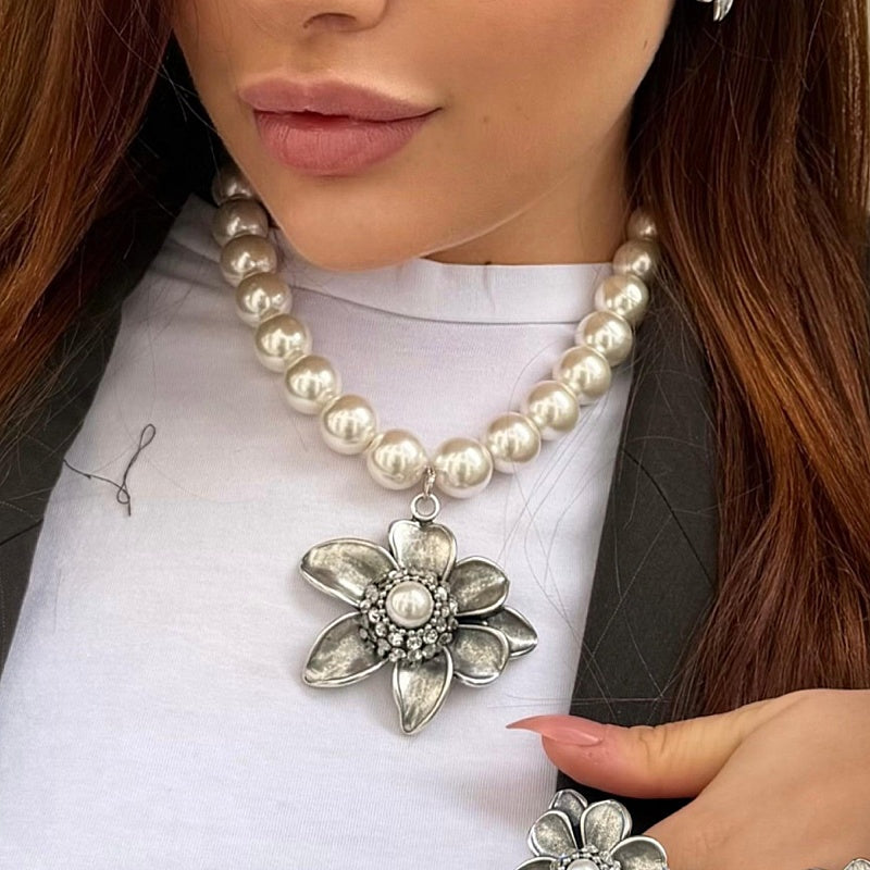 COLLANA GIROCOLLO DI PERLE CON FIORE PENDENTE