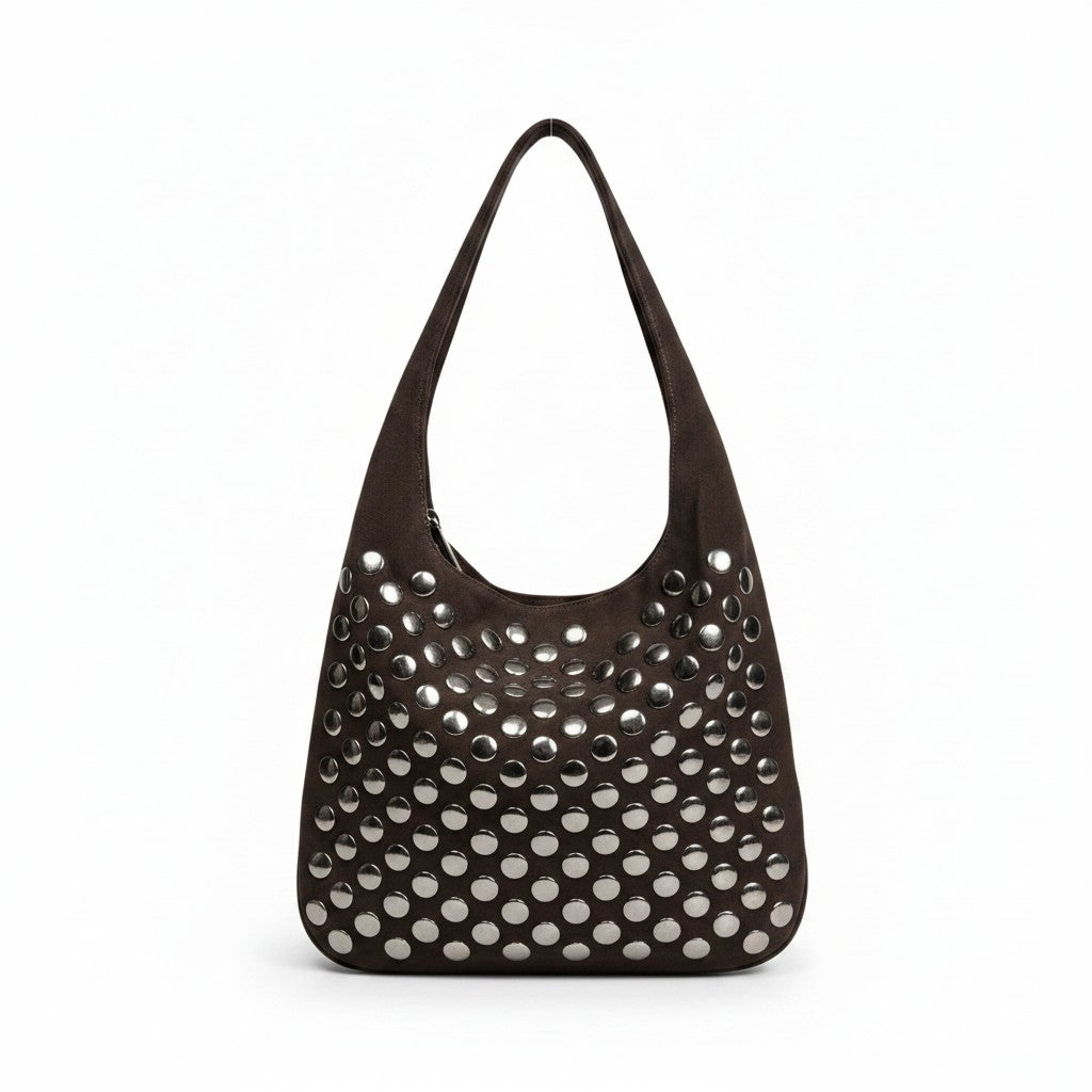 Borsa a sacca Fanatikerie marrone in camoscio con borchie rotonde metalliche argentate su sfondo bianco