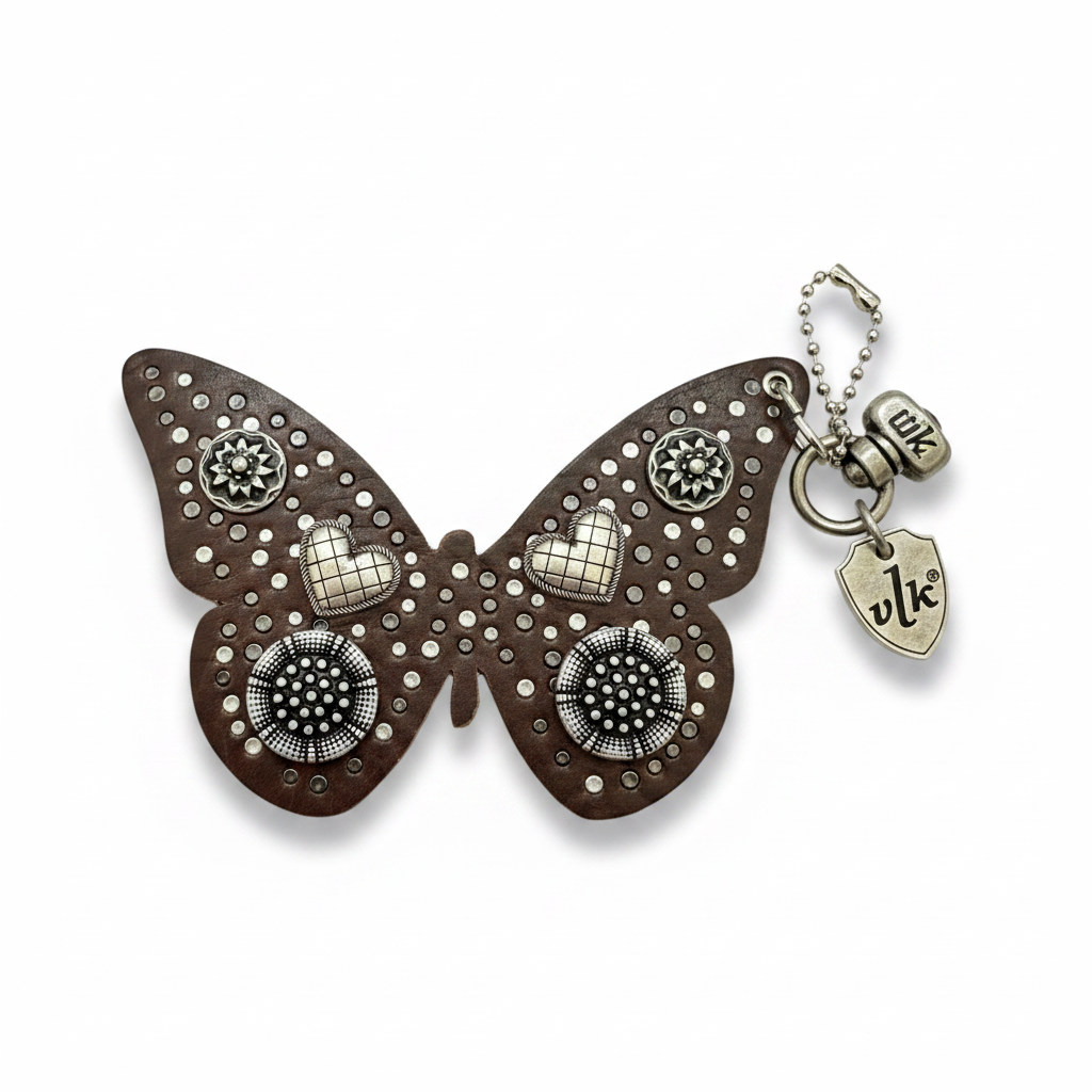 Portachiavi Fanatikerie a forma di farfalla in pelle marrone con borchie decorative metalliche e ciondoli a cuore