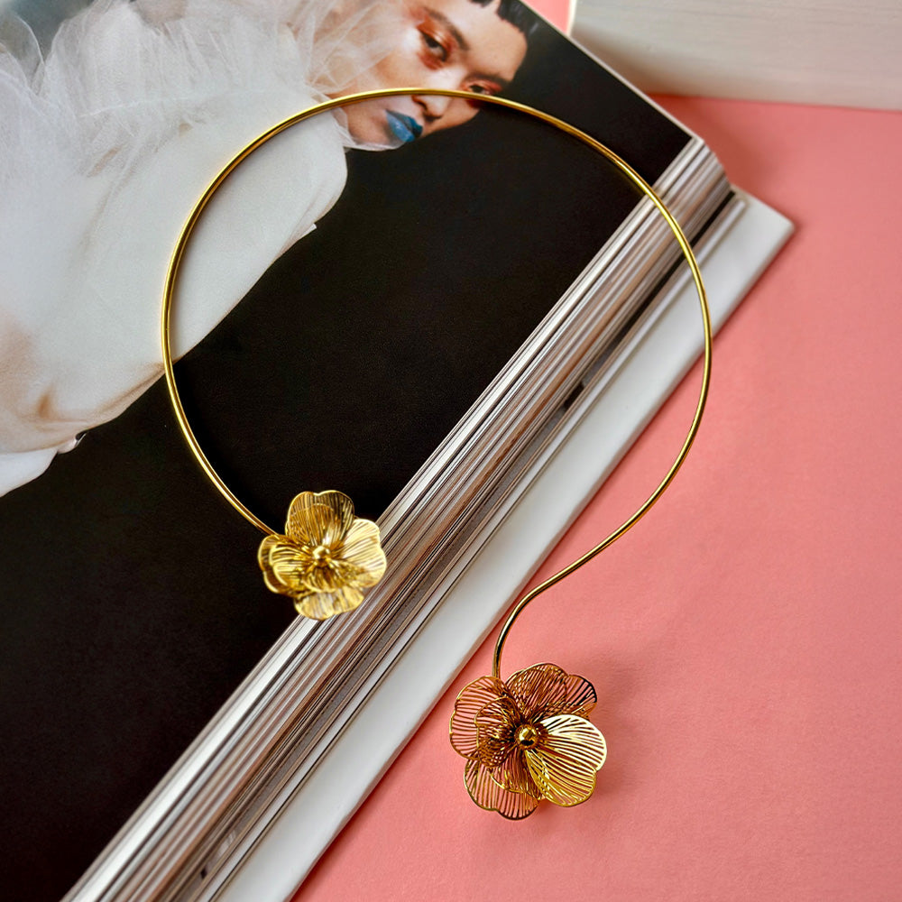RIGID CHOKER NECKLACE WITH FLOWERS AT THE ENDS