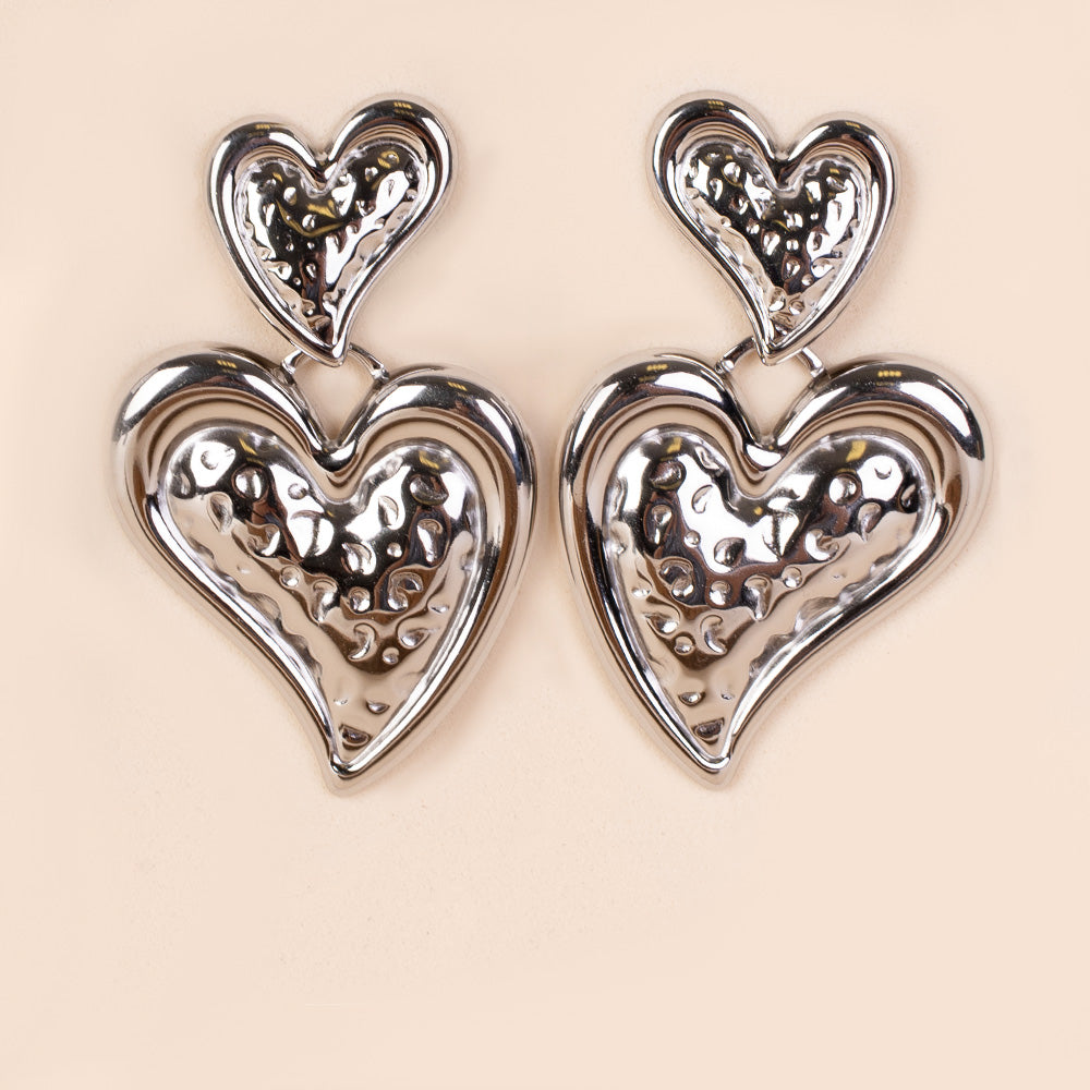 ORECCHINI PENDENTI CON DUE CUORI MARTELLATI