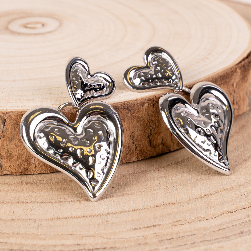 ORECCHINI PENDENTI CON DUE CUORI MARTELLATI