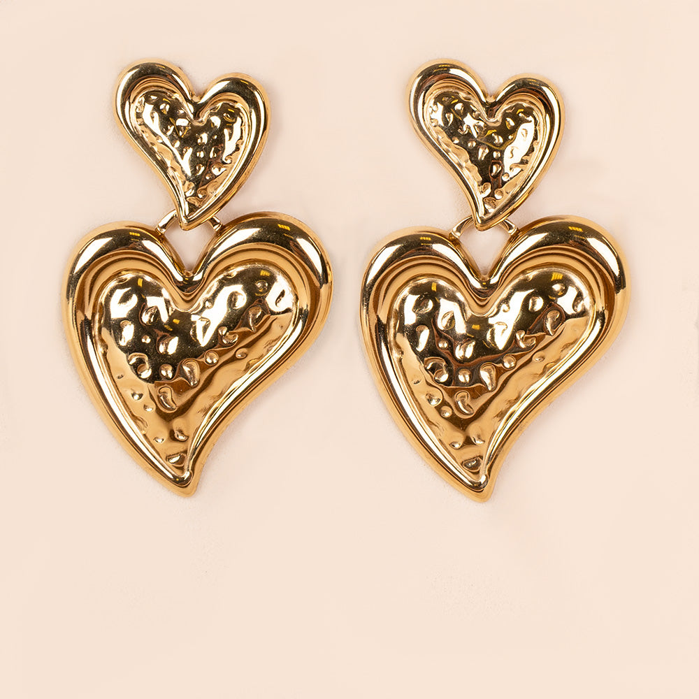 ORECCHINI PENDENTI CON DUE CUORI MARTELLATI