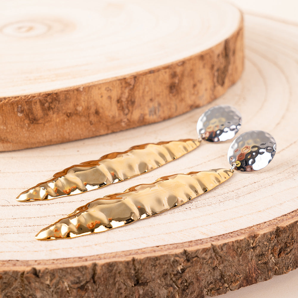 ORECCHINI PENDENTI CON FOGLIA STILIZZATA MARTELLATA