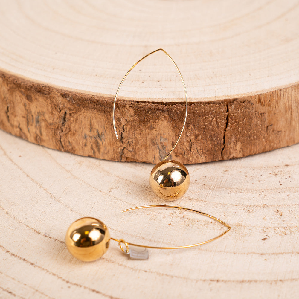ORECCHINI PENDENTI CON SFERA E STUTTURA LINEARE CURVA