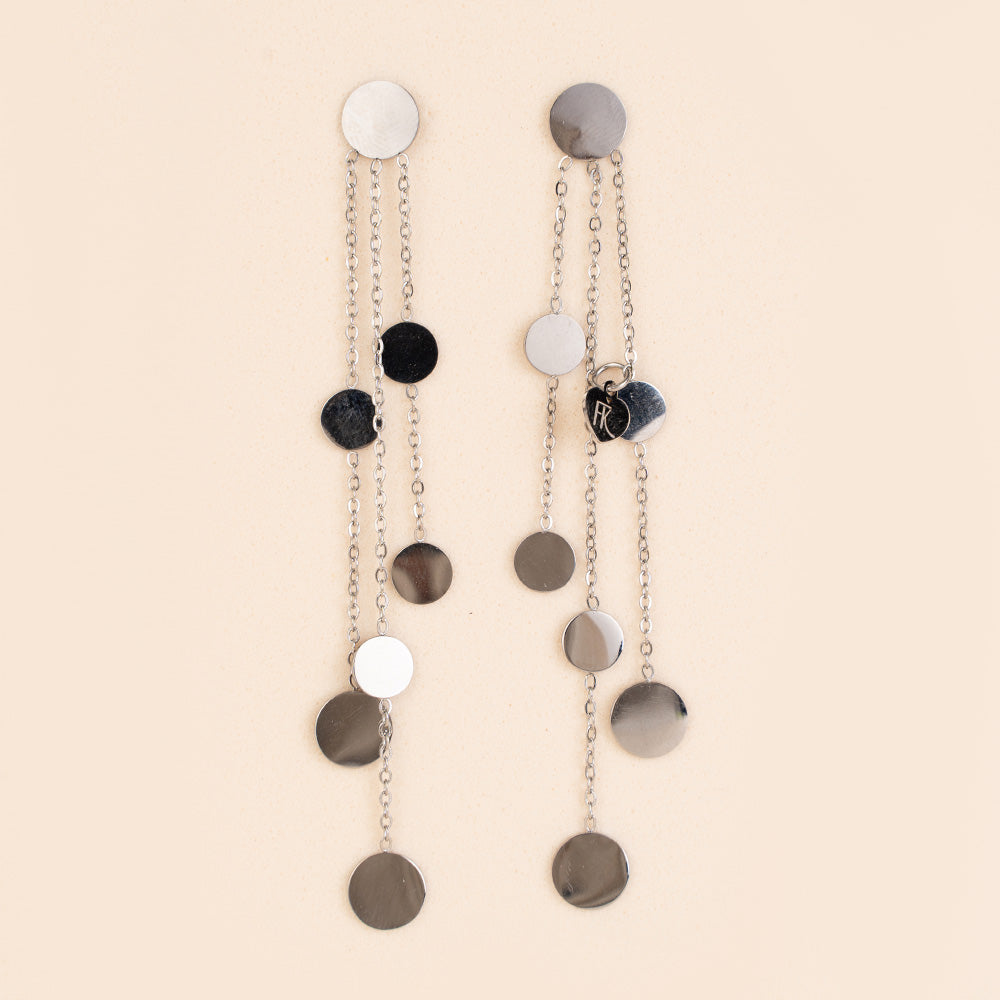 ORECCHINI CON TRE FILE PENDENTI E PIASTRINE CIRCOLARI