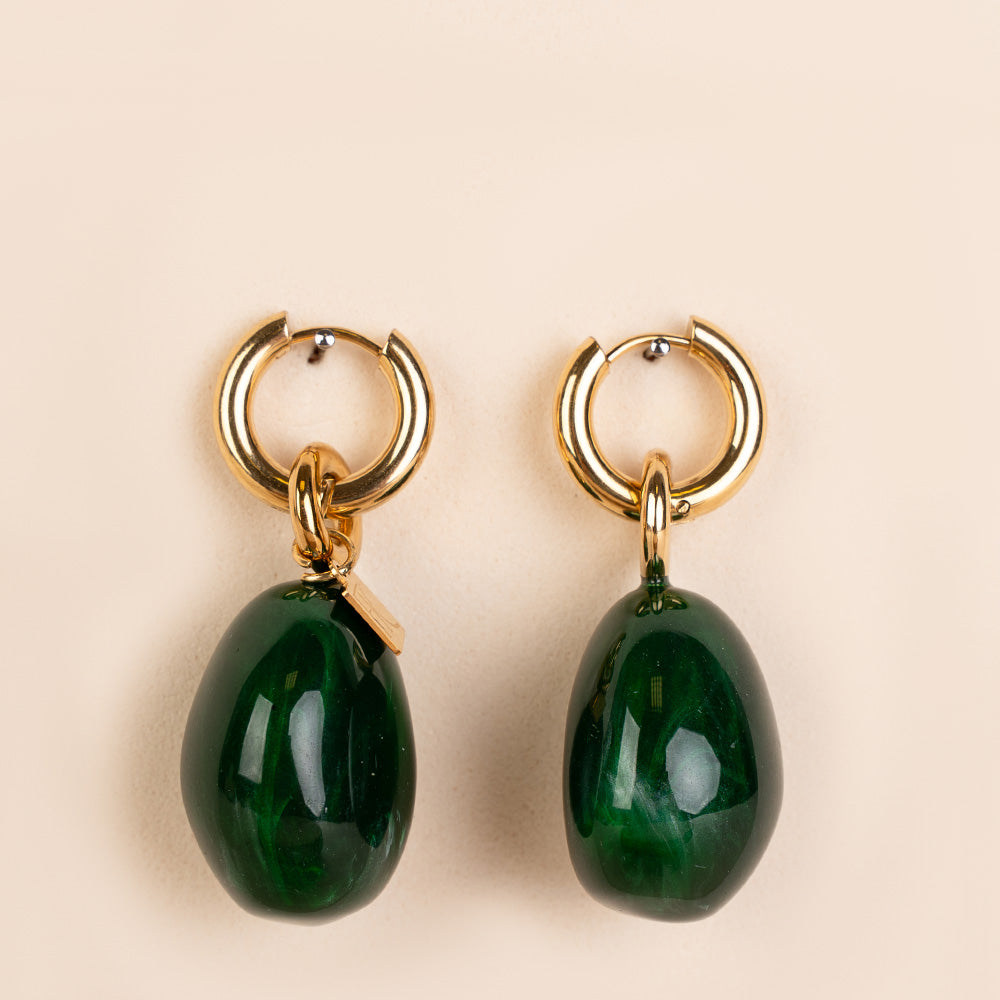 ORECCHINI PENDENTI CON DOPPIO CERCHIETTO E PENDENTE IN RESINA COLORATA