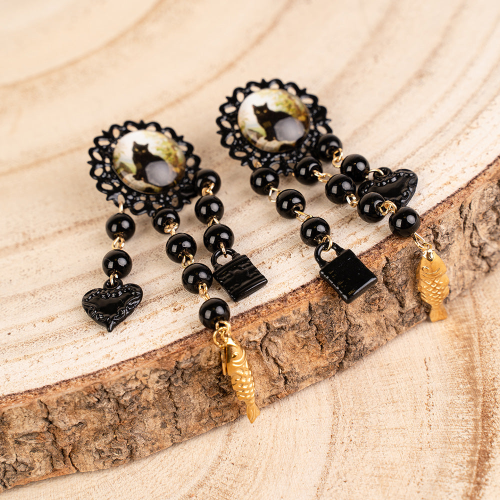 ORECCHINI PENDENTI CON IMMAGINE DI GATTO NERO SUL LOBO