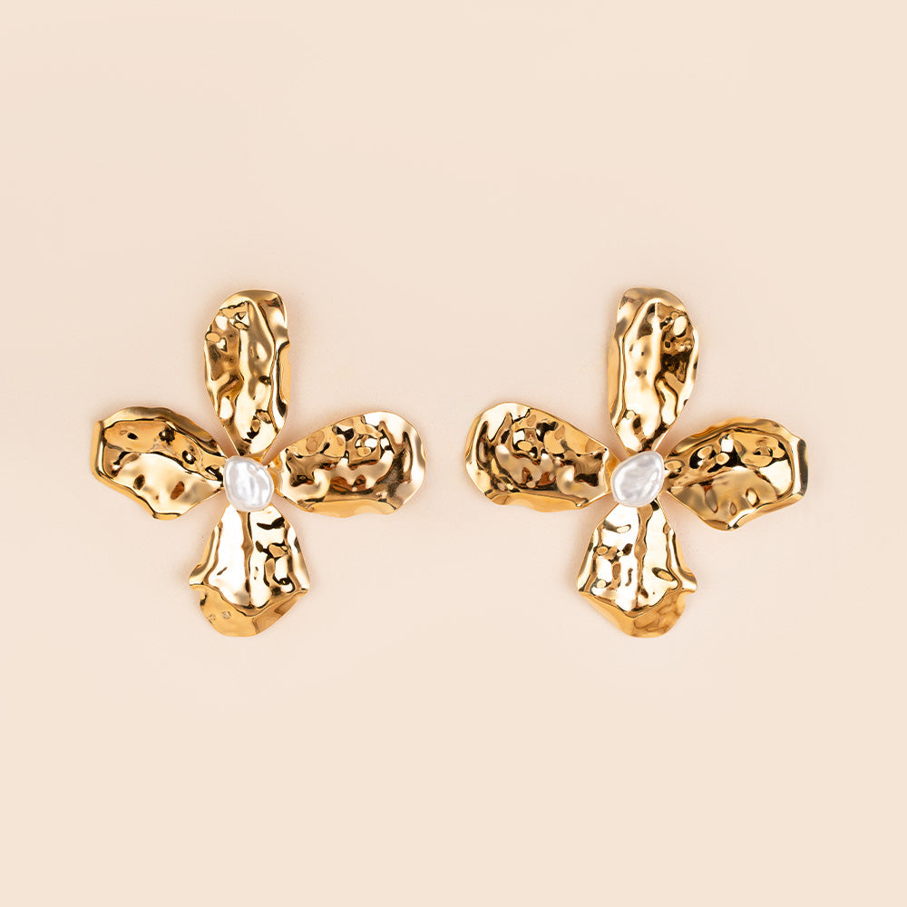 ORECCHINI CON FIORE GRANDE BATTUTO E MADREPERLA CENTRALE