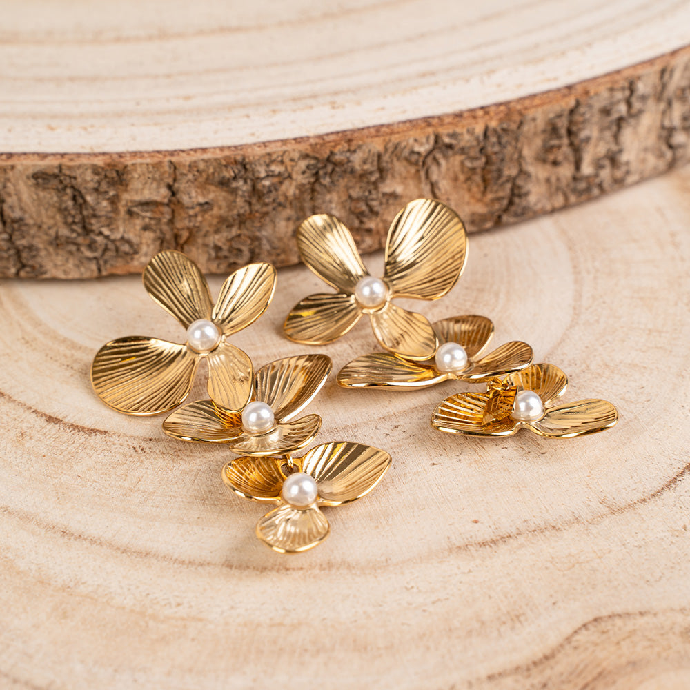 ORECCHINI PENDENTI CON TRE FIORI E PERLINE CENTRALI