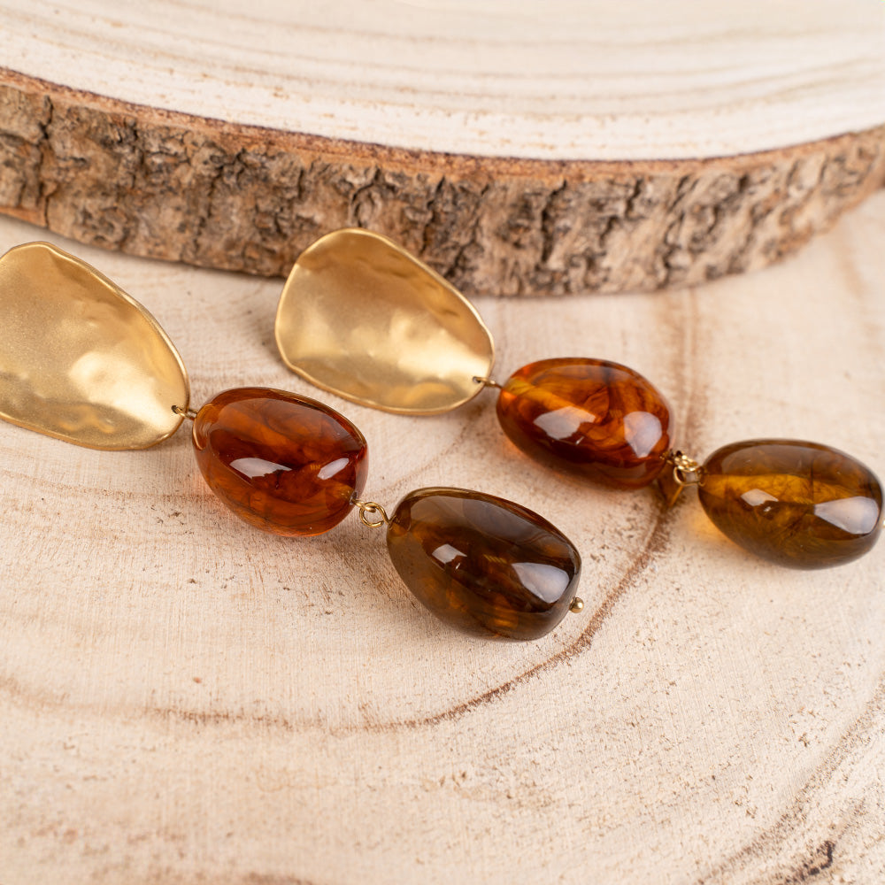 ORECCHINI PENDENTI CON PLACCA CONCAVA SATINATA E DUE PIETRE OVALI